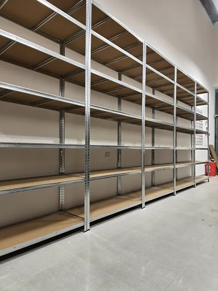 מדפים מודולריים – פתרון אידיאלי לאחסון מודרני ומותאם אישית